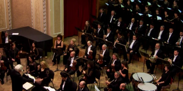 Muzicienii îşi aşteaptă spectatorii să sărbătorească împreună 