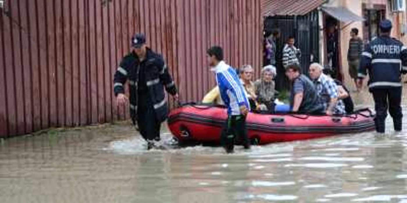 Locuitorii din “Valea Oraşului” au fost evacuaţi cu bărcile 