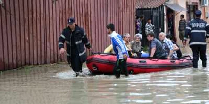 Locuitorii din “Valea Oraşului” au fost evacuaţi cu bărcile