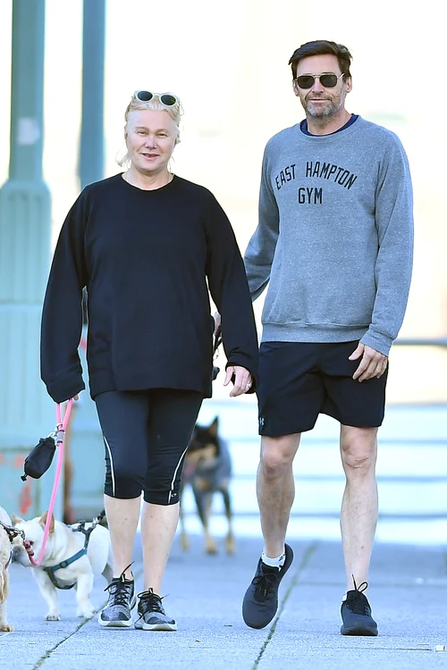 Hugh şi soţia, la plimbare cu cei doi câini ai familiei