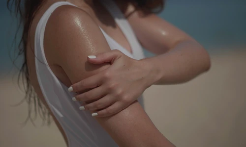 1 plaja bronz piele shutterstock 1057379933 jpg jpeg