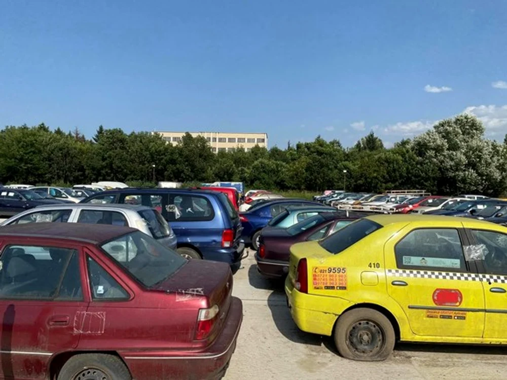 
    Printre autovehiculele ridicate se află și camioane   