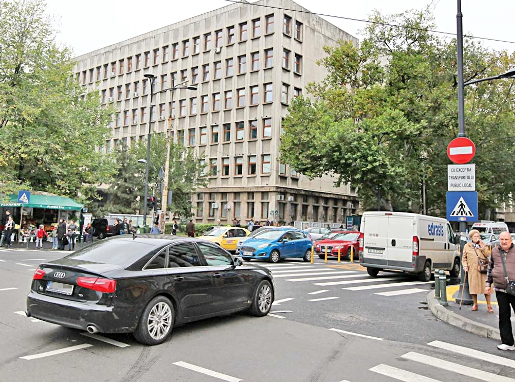 Mulţi şoferi virează stânga şi intră pe Calea Dorobanţilor 