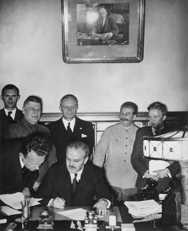 Molotov, în prim plan, semnând la masă faimosul pact de neagresiune cu Germania FOTO wikipedia