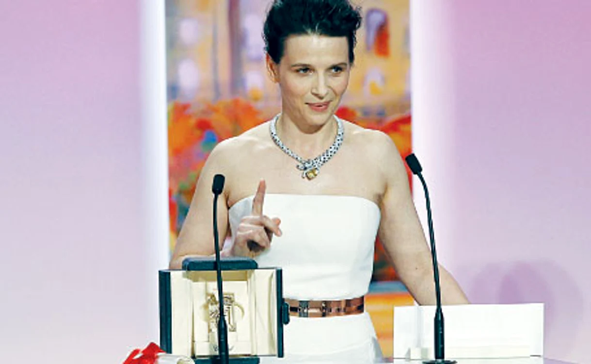 
    Juliette Binoche, pe scena Festivalului de la Cannes  