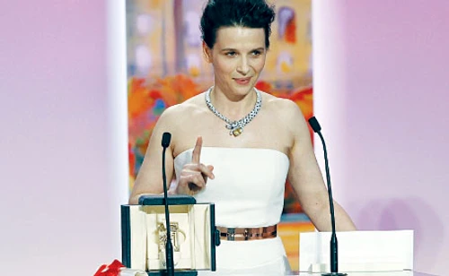 Juliette Binoche, pe scena Festivalului de la Cannes