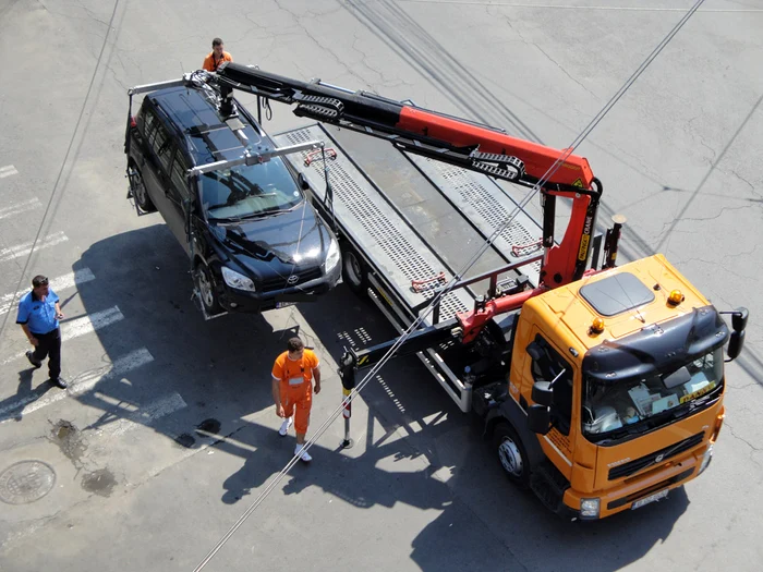 
    Ridicările mașinilor parcate neregulamentar pe străzi nu se mai pot face prin decizii ale Consiliilor LocaleFoto: arhiva personală  