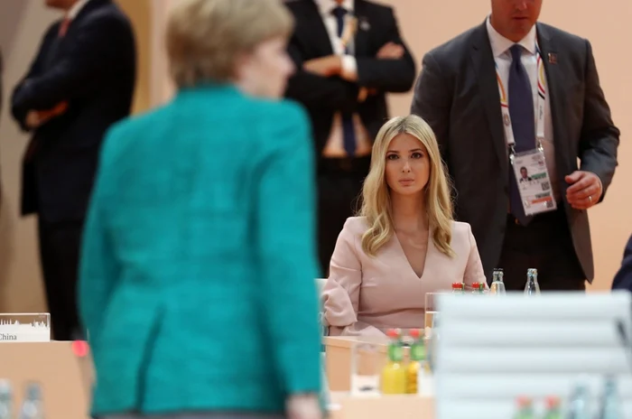 Ivanka Trump, în plan îndepărtat, o priveşte pe Angela Merkel care soseşte la debutul unei întâlniri de lucru în timpul summitului G20 de la Hamburg Foto EPA