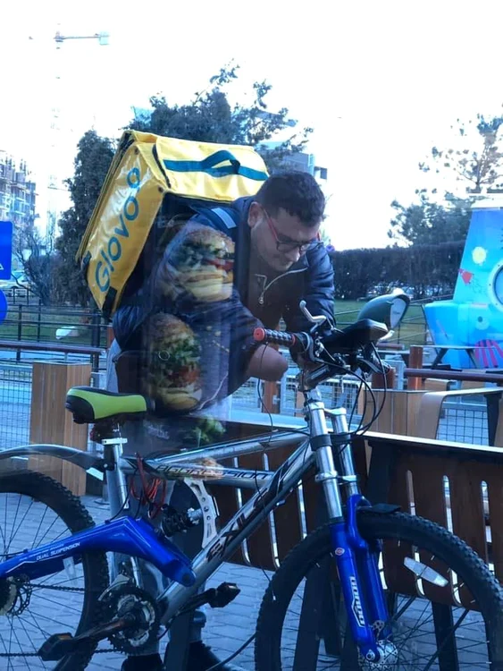 Florin este unul dintre tinerii care nu se lasă doborâţi de handicapul lor