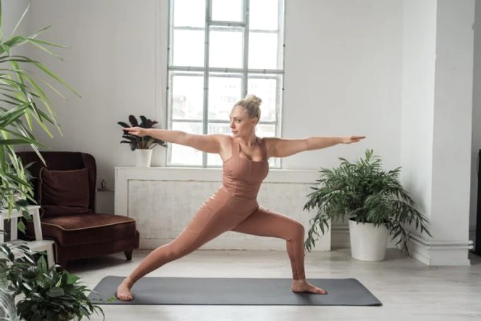 Postura Războinicului 2 întinde și întărește picioarele, abdomenul, încheieturile