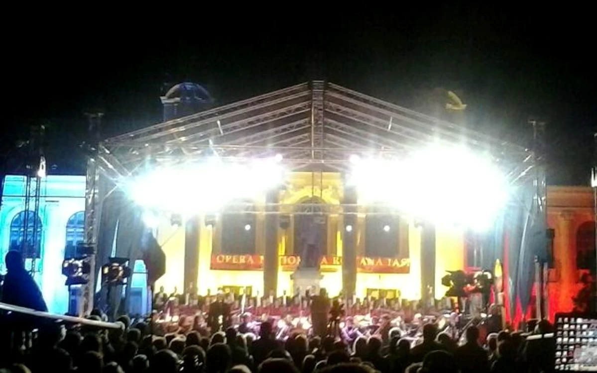   Iaşi Spectacol de lumini şi muzică de gală la deschiderea stagiunii