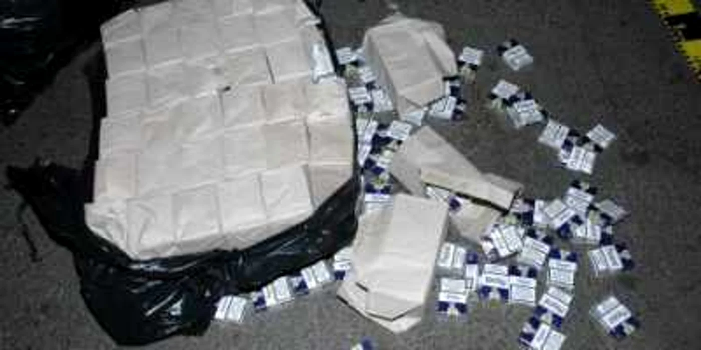 Poliţiştii au confiscat şi 300 de pachete de ţigări