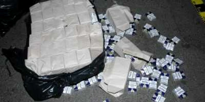 Poliţiştii au confiscat şi 300 de pachete de ţigări