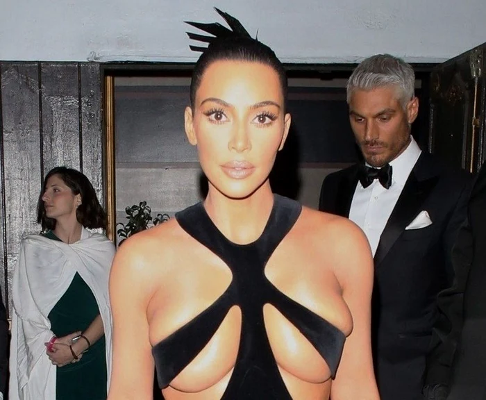 Rochia neagră i-a acoperit prea puțin sânii lui Kim Kardashianfoto: Profimedia