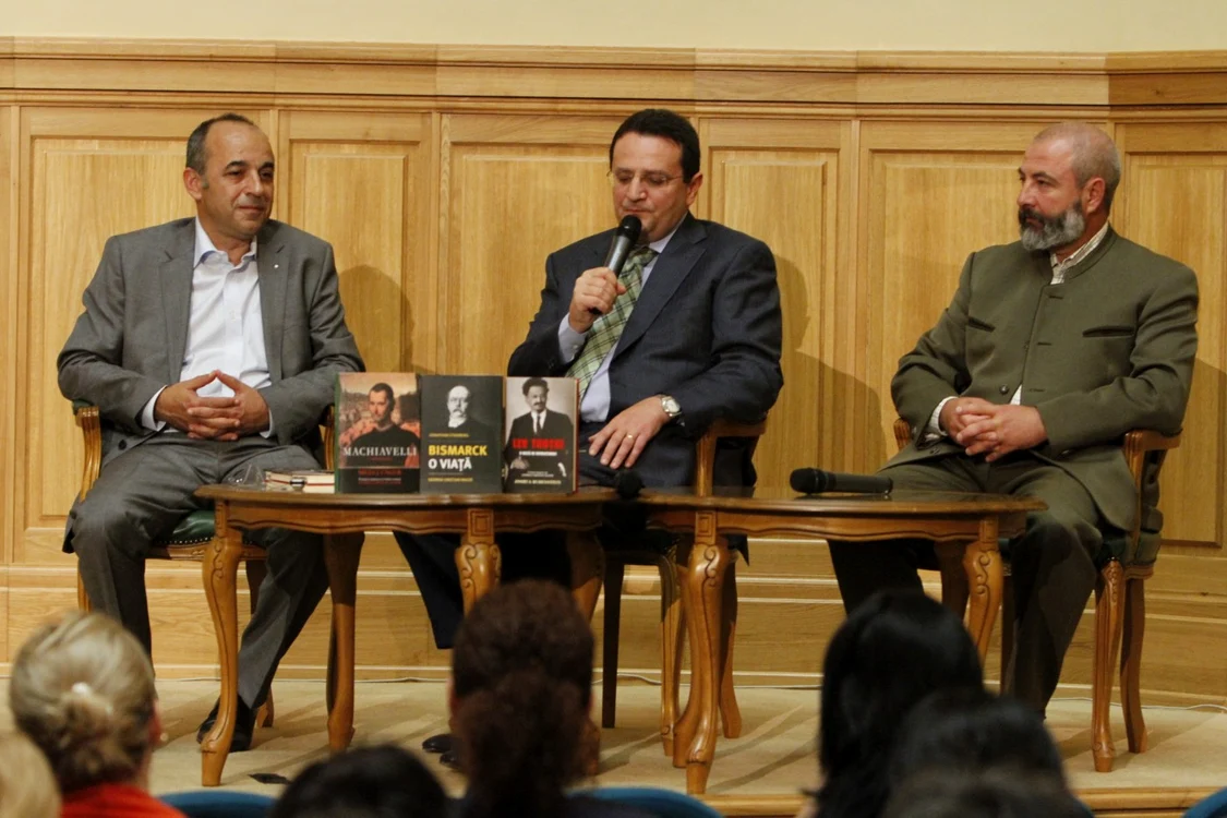 Directorul SRI, George Cristian Maior, în centru, alături de Oviviu Enculescu (stânga) şi Valentin Ajder