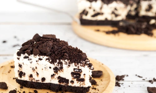 Cheesecake cu biscuiti de cacao  Sursa foto shutterstock 695875078 jpg