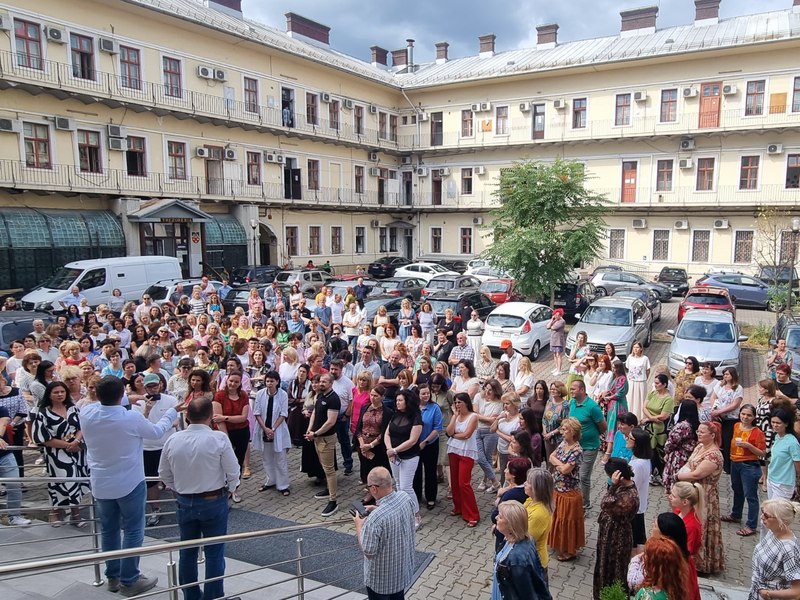 Angajați ai ANAF și ai Caselor Județene de Pensii au declanșat proteste spontane în mai multe județe, nemulțumiți de măsurile Guvernului Bolojan