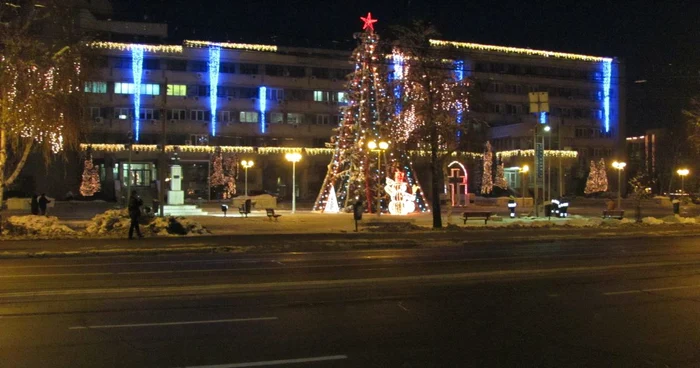 În Piaţa Independenţei sunt aşteptaţi, ca de obicei, mii de brăileni