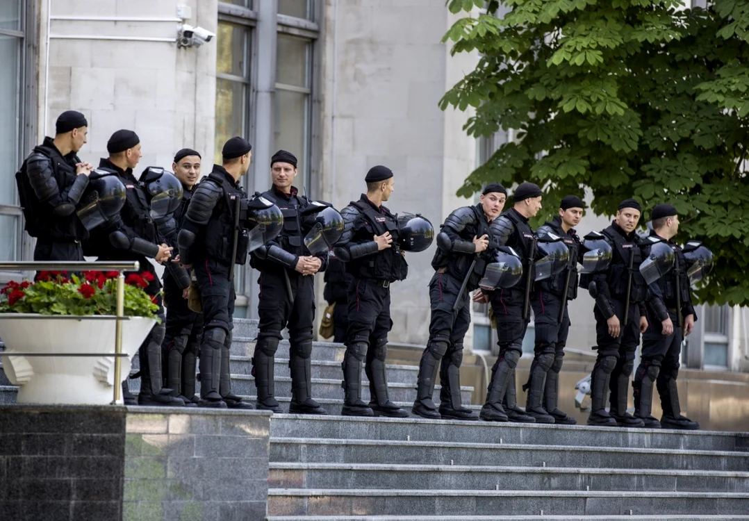 Poliţişti în faţa Guvernului de la Chişinău FOTO EPA-EFE