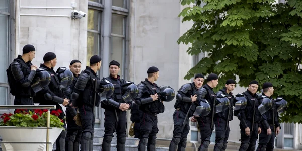 Poliţişti în faţa Guvernului de la Chişinău FOTO EPA-EFE
