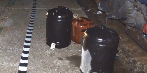 Motorina a fost încărcată în bidoane de plastic