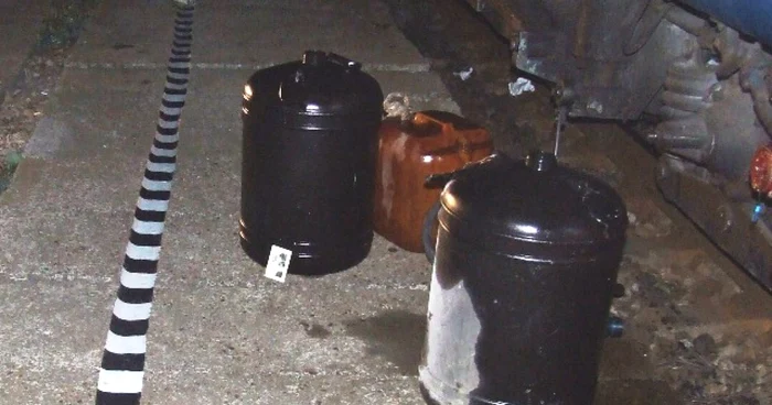 Motorina a fost încărcată în bidoane de plastic