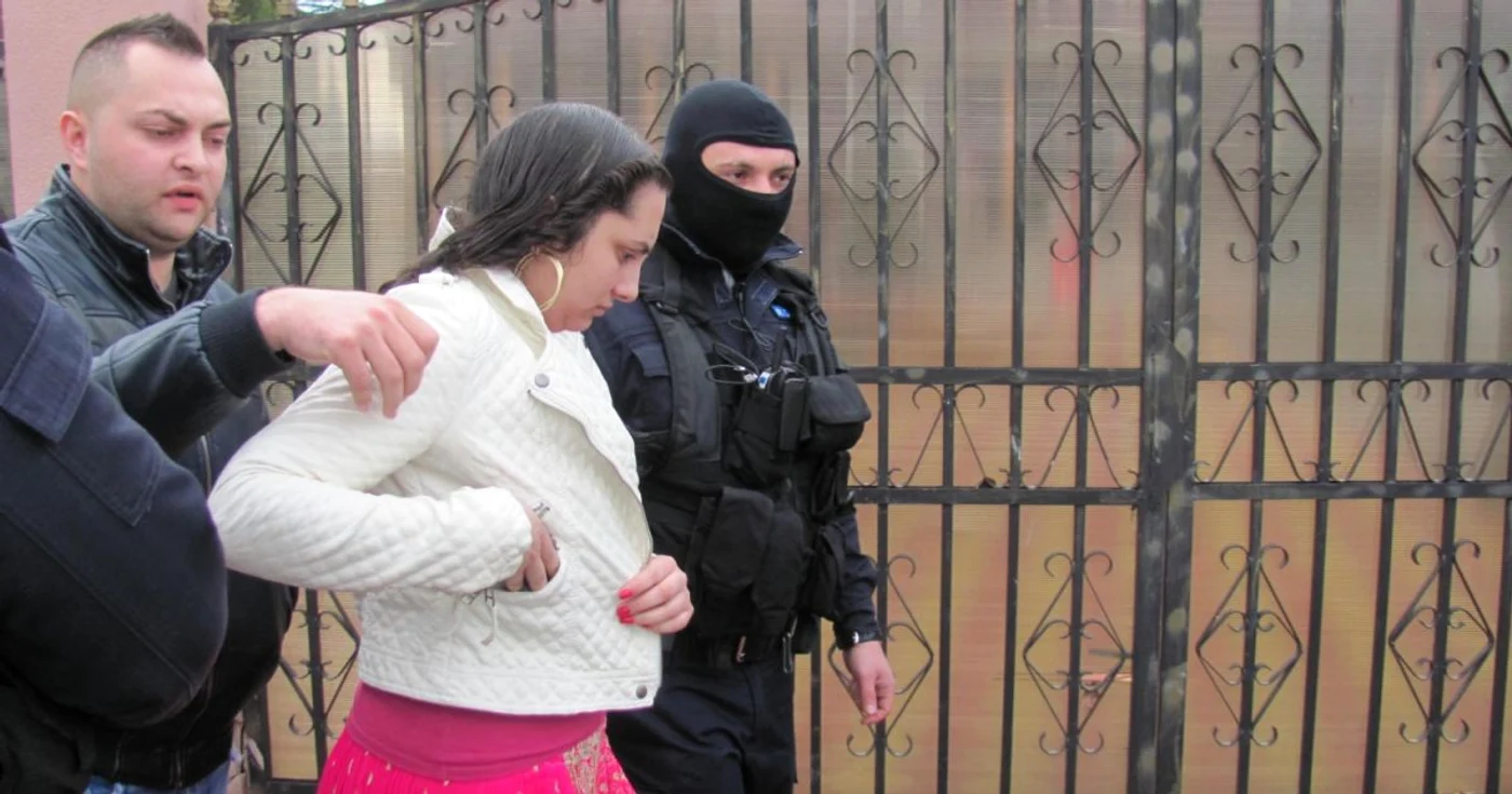 Fiica bulibaşei de Bârlad a fost urcată în duba jandarmeriei FOTO Sabina Ghiorghe