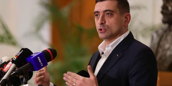 Președintele AUR, George Simion, face declarații de presă după depunerea  moțiunii de cenzură alături de PSD împotriva guvernuluii. FOTO Inquam Photos / Octav Ganea