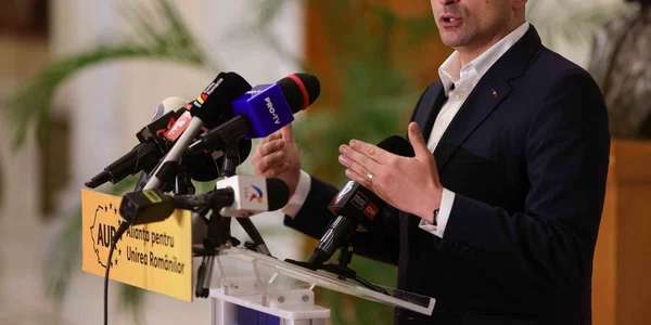 Președintele AUR, George Simion, face declarații de presă după depunerea  moțiunii de cenzură alături de PSD împotriva guvernuluii. FOTO Inquam Photos / Octav Ganea