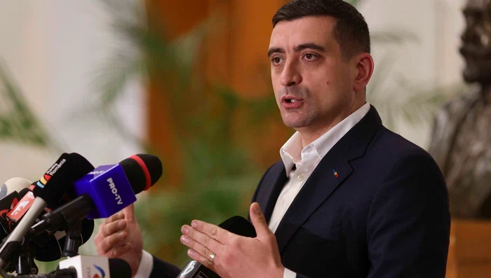 Președintele AUR, George Simion, face declarații de presă după depunerea  moțiunii de cenzură alături de PSD împotriva guvernuluii. FOTO Inquam Photos / Octav Ganea