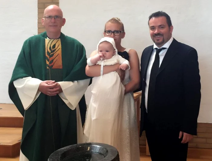 Cei doi părinţi au fost foarte emoţionaţi la ceremonia religioasă 