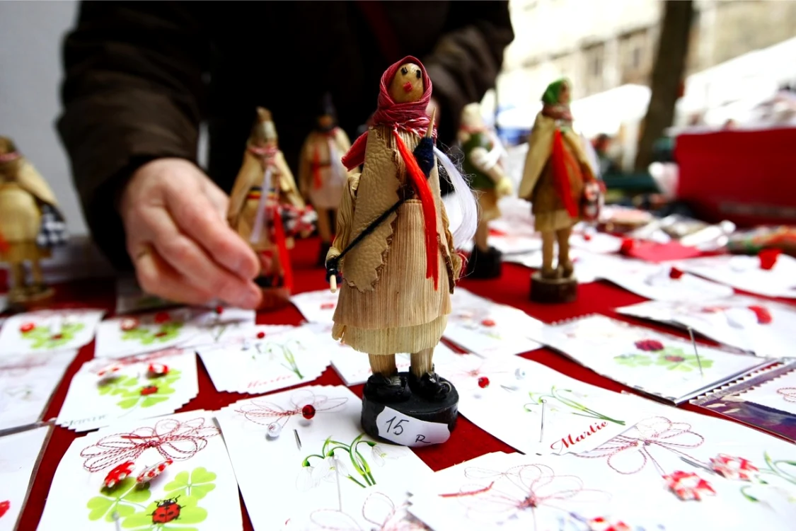 Creaţie artistică hand-made la un târg de mărţişoare FOTO Adevărul