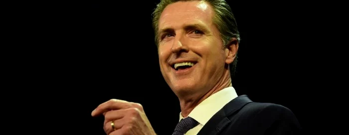 Gavin Newsom o sprijină pe Kamala Harris. FOTO AFP