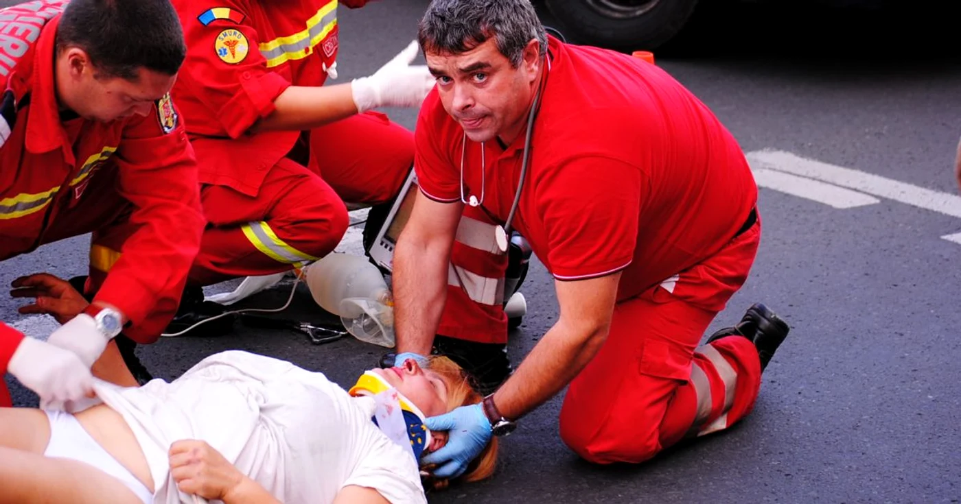 Tractor rasturnat la Giulesti. Patru persoane ranite
