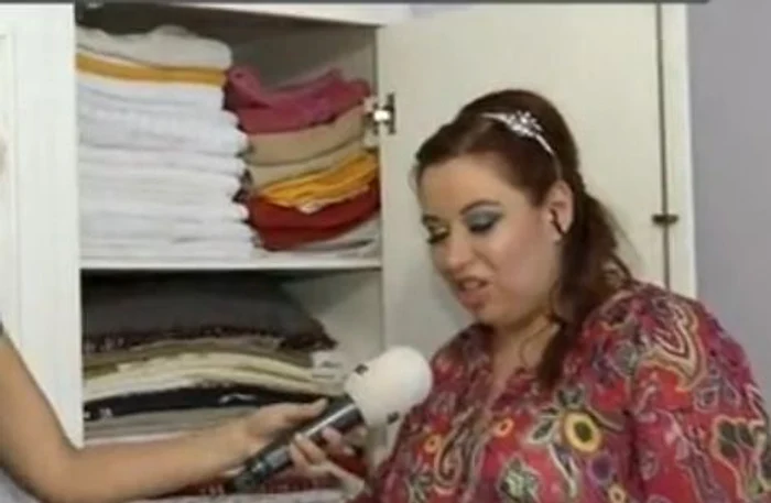 Oana este obsedată de prosoape şi aşternuturi de pat şi are acasă o întreagă colecţie (captură: Kanal D)