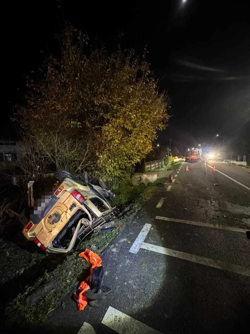 Mașina unui polițist s-a răsturnat și a luat foc în Maramureș: un bărbat a murit, alți doi au ajuns la spital