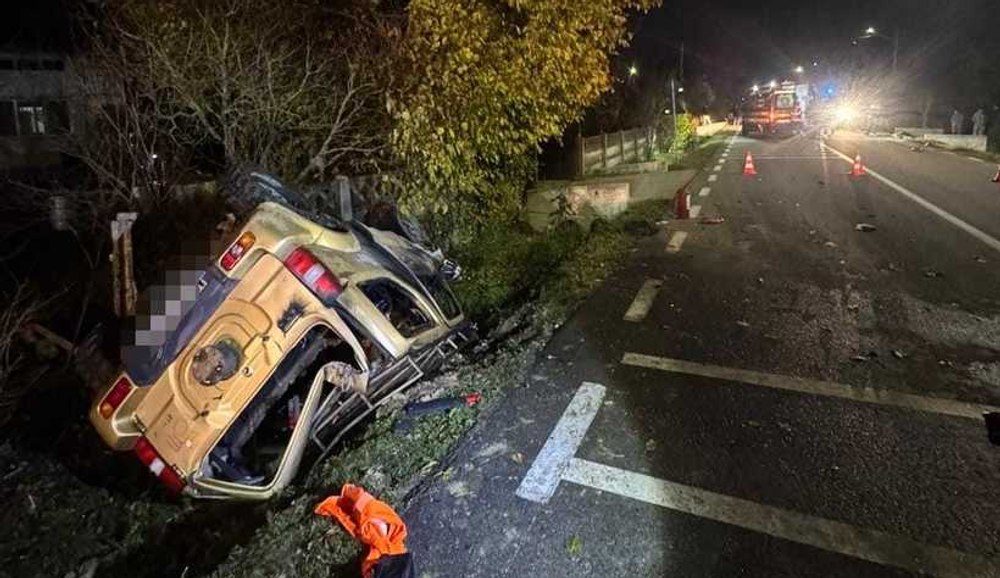 Mașina unui polițist s-a răsturnat și a luat foc în Maramureș: un bărbat a murit, alți doi au ajuns la spital