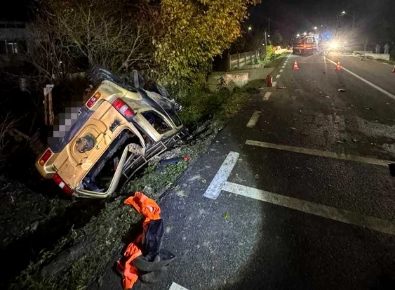 Mașina unui polițist s-a răsturnat, a rupt o țeavă de gaze și a luat foc FOTO: Captură video