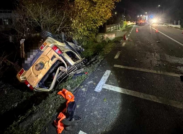 Mașina unui polițist s-a răsturnat, a rupt o țeavă de gaze și a luat foc FOTO: Captură video