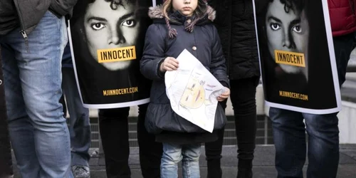 Fanii lui Michael Jackson demonstrează în faţa clădirii postului de televiziune olandez NPO împotriva difuzării documentarului Leaving Neverland în Hilversum Olanda VPRO a difuzat documentarul produs de regizorul britanic Dan Reed