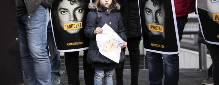 Fanii lui Michael Jackson demonstrează în faţa clădirii postului de televiziune olandez NPO împotriva difuzării documentarului Leaving Neverland în Hilversum Olanda VPRO a difuzat documentarul produs de regizorul britanic Dan Reed