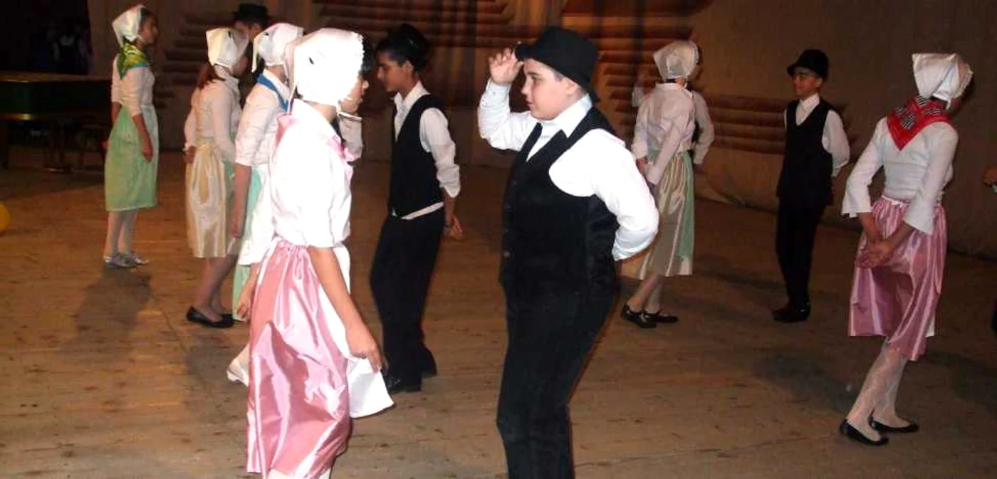 Elevi din 11 şcoli din Dâmboviţa au dansat pe muzica tradiţională a francezilor