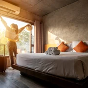camera hotel check in vacanta concediu foto shutterstock