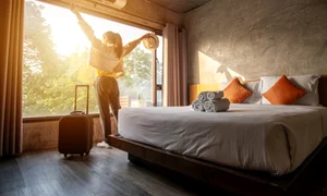 camera hotel check in vacanta concediu foto shutterstock