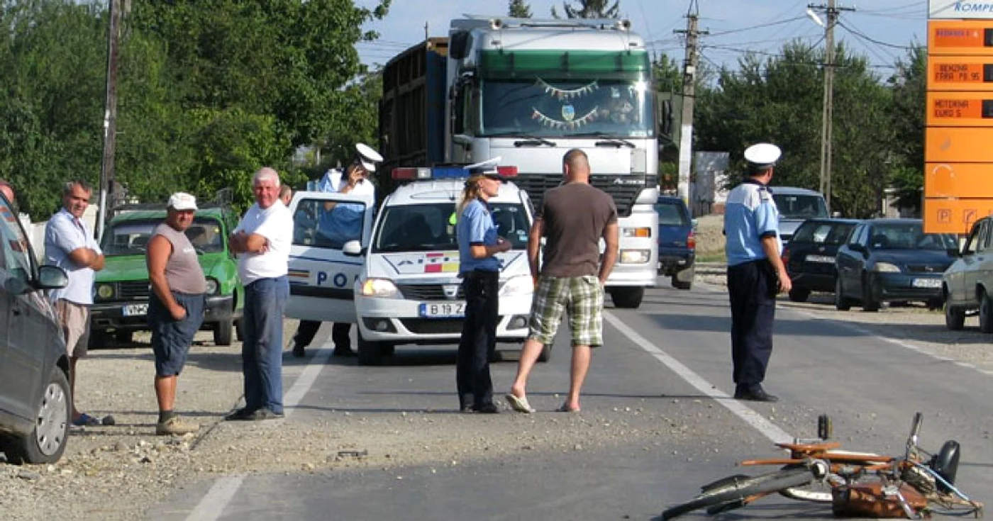Trei biciclisti au fost raniti, in aceeasi zi, din cauza unor soferi neatenti