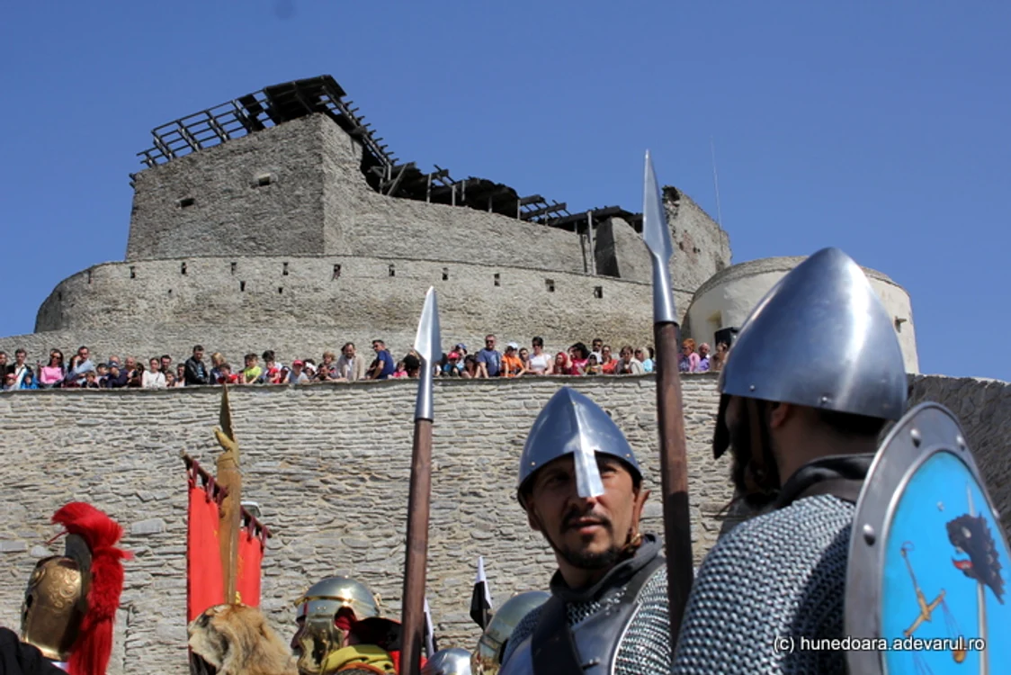
    De la redeschiderea fortăreţei n-au lipsit cavalerii în armuri  