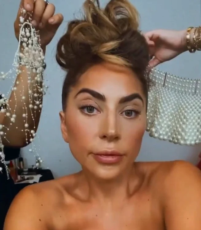 
    Lady Gaga s-a pozat fără machiaj și fanii au descoperit o roșeață suspectă pe obrajifoto: Instagram  