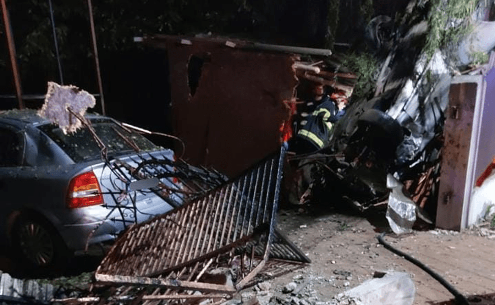 VIDEO Imagini cu mașina suspendată pe gard, în accidentul de la Galați. Patru tineri au fost răniți 