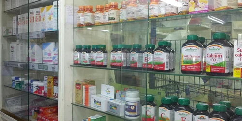 farmacie, raft supliemnte   foto pixabay jpg