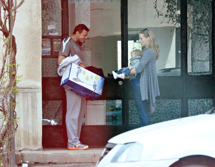 Marius Niculae şi soţia sa, Cristina, au decis să locuiască împreună şi după divorţ de dragul fiicei lor, Raisa, acum în vârstă de 3 aniFoto: Blitz